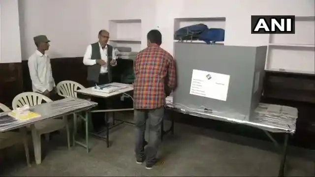 जोधपुर पोलिंग की स्टेशन की तस्वीर