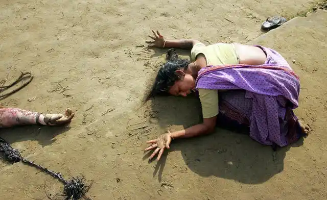 अपनों को खोकर बिलखती महिला की तस्वीर