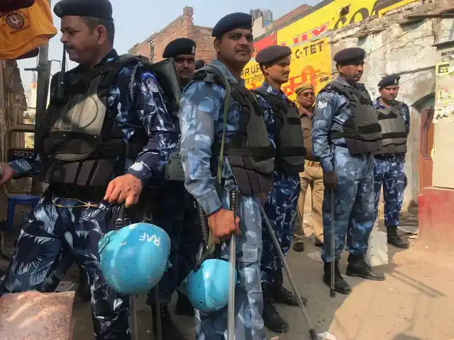 सुरक्षा के तहत चौराहे पर खड़े आरएएफ के जवान
