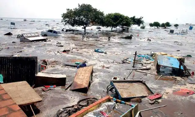 सुनामी के एक झटके ने लाखों लोगों की जिंदगी तहस-नहस कर डाली