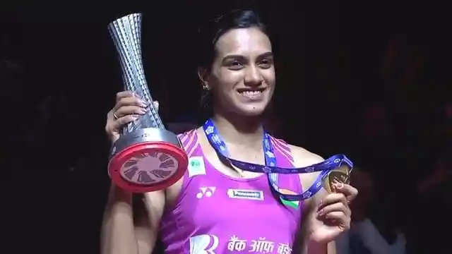 पीवी सिंधु ने नोजोमी ओकुहारा को हराया और BWF वर्ल्ड टूर फाइनल्स जीतने वाली पहली भारतीय बनीं. 