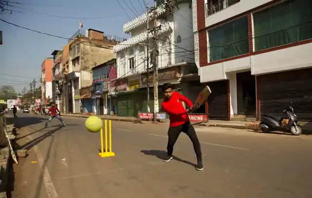 मंगलवार, 8 जनवरी को असम में एक खाली सड़क पर कुछ लड़के क्रिकेट खेलते हुए. असम में ऑल असम स्टूडेंट्स यूनियन(आसू) और नॉर्थ ईस्ट स्टूडेंट्स ऑर्गनाइजेशन(नेसो) की तरफ से 11 घंटे की हड़ताल बुलाई गई थी.