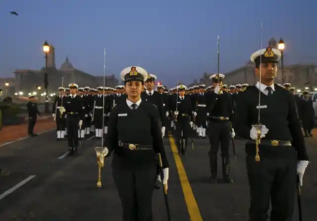 गणतंत्र दिवस परेड की रिहर्सल के दौरान महिला अधिकारी के नेतृत्व में भारतीय नौसेना मार्च करते हुए