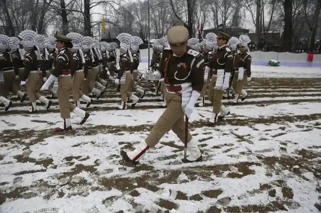 जम्मू-कश्मीर पुलिस की एक महिला बर्फ के बीच से अपना रास्ता तलाशती हुई, जब वो गणतंत्र दिवस परेड की फुल ड्रेस रिहर्सल कर रही थीं.