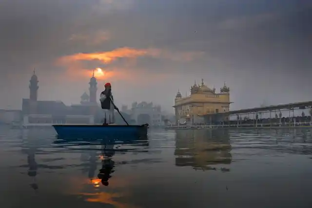 गुरु गोविंद सिंह की जयंती के लिए देशभर में तैयारियां शुरू हो गई हैं. कई जगहों पर सिखों ने अपने गुरु के जन्म दिवस के लिए धार्मिक जुलूस निकाले.