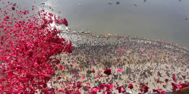 21 जनवरी को इलाहाबाद में संगम में डुबकी लगाने जाते हुए श्रद्धालुओं पर यूपी सरकार के अधिकारियों ने फूल बरसाए.