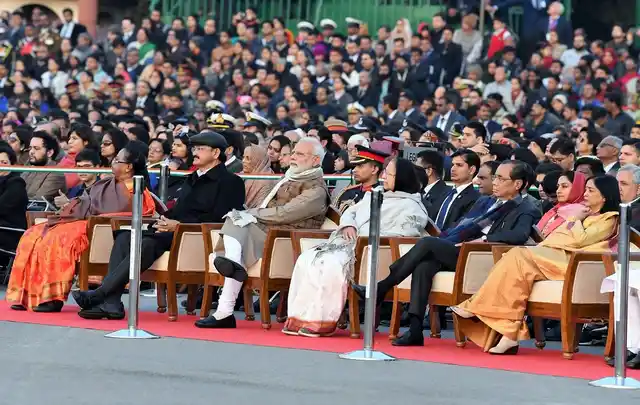 बीटिंग रिट्रीट सेरेमनी के दौरान दूसरे गेस्ट के साथ बैठे हुए पीएम मोदी