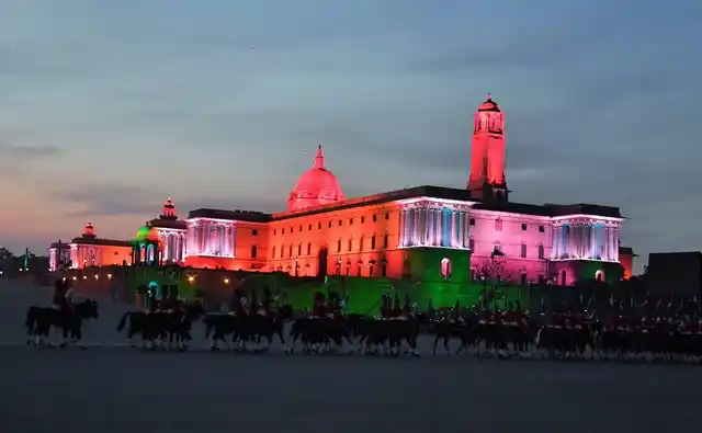 रोशनी से जगमगा उठा राष्ट्रपति भवन