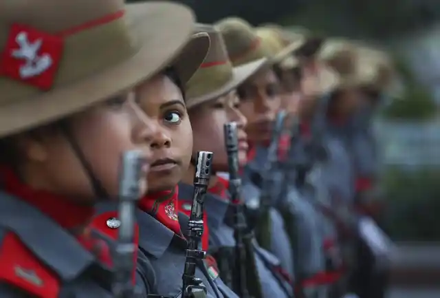 राजपथ दिल्ली में गणतंत्र दिवस परेड के लिए रिहर्सल के दौरान असम राइफल्स की भारतीय अर्धसैनिक महिला सैनिकों ने किया मार्च