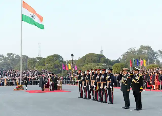 राष्ट्रपति राम नाथ कोविंद राष्ट्रीय ध्वज फहराते हुए