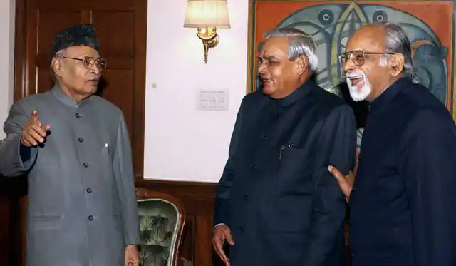 दाएं से बाएं- पूर्व पीएम नरसिम्हा राव, अटल बिहारी वाजपेयी और इंद्र कुमार गुजराल.