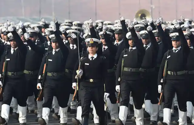 भारतीय नौसेना के जवान गणतंत्र दिवस परेड 2019 के लिए रिहर्सल के दौरान 