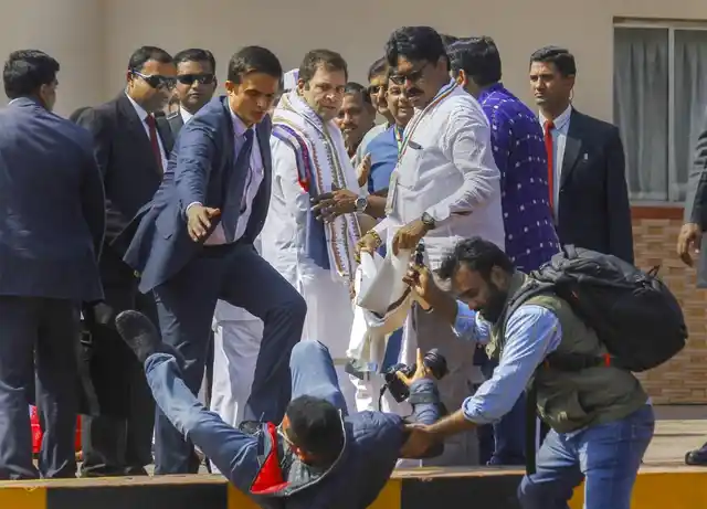 25 जनवरी को भुवनेश्वर के बीजू पटनायक एयरपोर्ट पर राहुल गांधी पहुंचे थे. एक फोटोग्राफर उनकी तस्वीर लेने के लिए उनके पीछे था, तभी वो अचानक गिर पड़ा. बाद में उसे राहुल ने उठाया.