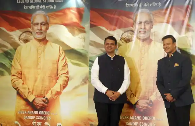सोमवार, 7 जनवरी को महाराष्ट्र के मुख्यमंत्री देवेंद्र फड़नवीस(बाएं) और विवेक ओबेरॉय फिल्म नरेंद्र मोदी के पोस्टर लॉन्च के दौरान फोटो खिंचाते हुए.
