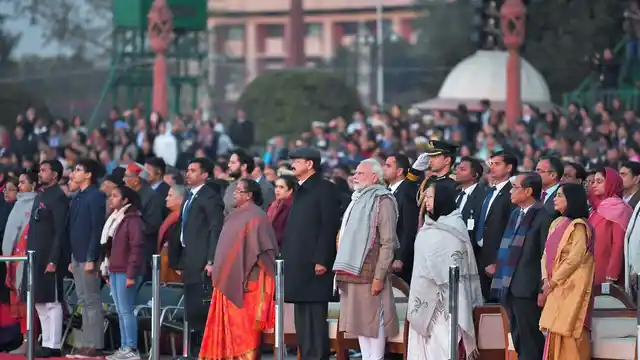 राजधानी के विजय चौक पर प्रधानमंत्री नरेंद्र मोदी और उपराष्ट्रपति वैंकेया नायडू