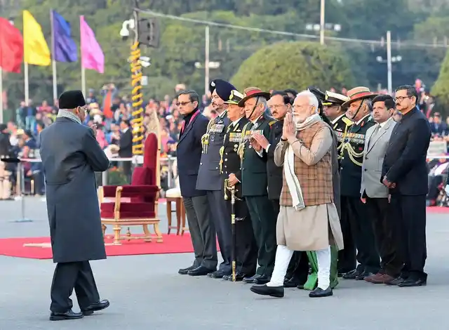 राष्ट्रपति रामनाथ कोविंद के आने पर पीएम मोदी उन्हें बीटिंग रिट्रीट सेरेमनी की बधाई देते हुए