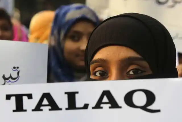 तीन तलाक बिल के विरोध में कोलकाता में एक मुस्लिम महिला विरोध में प्लेकार्ड के साथ शामिल हुई. प्लेकार्ड पर ‘तलाक’ लिखा था.