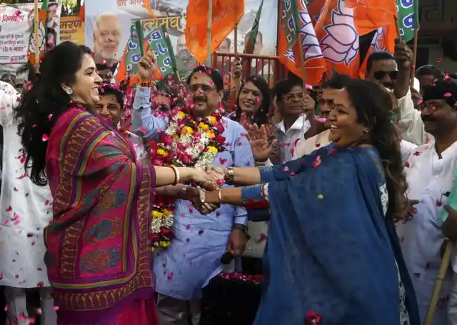 गुरुवार, 10 जनवरी को सरकारी नौकरियों में गरीब सवर्णों को 10 फीसदी आरक्षण वाले विधेयक के पास हो जाने के बाद बीजेपी समर्थक के जश्न मनाते हुए.
