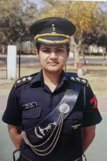 कैप्टन शिखा सुरभि पहली लेडी ऑफिसर हैं जो सेना दिवस पर डेयरडेविल्स टीम के साथ आर्मी डे परेड का अहम हिस्सा बनेंगी.