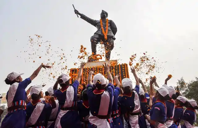 23 जनवरी को पटना में स्कूल की लड़कियों ने नेताजी सुभाषचंद्र बोस के 122वीं जयंती पर श्रद्धांजलि दी. 