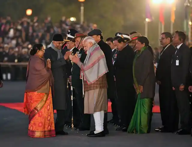 राष्ट्रपति रामनाथ कोविंद, पीएम मोदी और अन्य लोग गपशप करते हुए