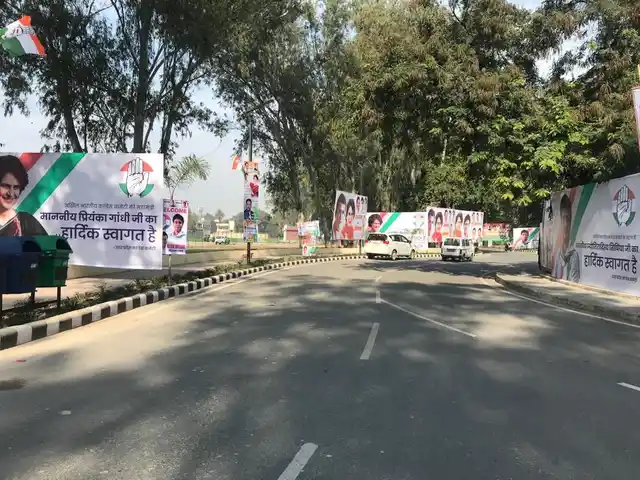 लखनऊ में कांग्रेस ऑफिस के पास की सड़कों पर लगे प्रियंका गांधी के पोस्टर