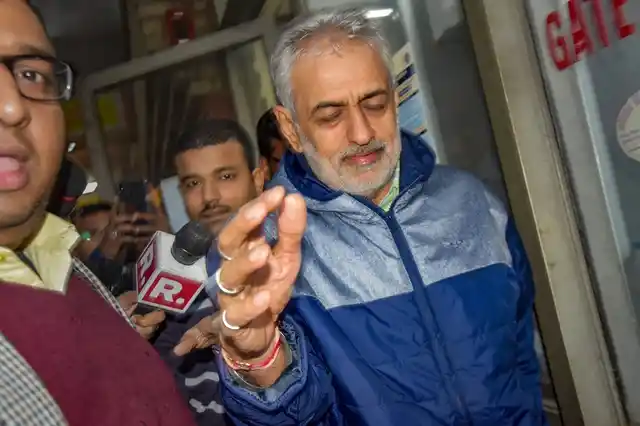 बिचौलिया दीपक तलवार को मनी लॉन्ड्रिंग मामले में गिरफ्तार किया गया, जिसे प्रवर्तन निदेशालय के अधिकारियों ने नई दिल्ली में गुरुवार 31 जनवरी को अदालत में पेश किया. तलवार, अगस्ता वेस्टलैंड आरोपी राजीव सक्सेना के साथ प्रवर्तन निदेशालय द्वारा यूएई से भारत में प्रत्यर्पित किए गए थे.