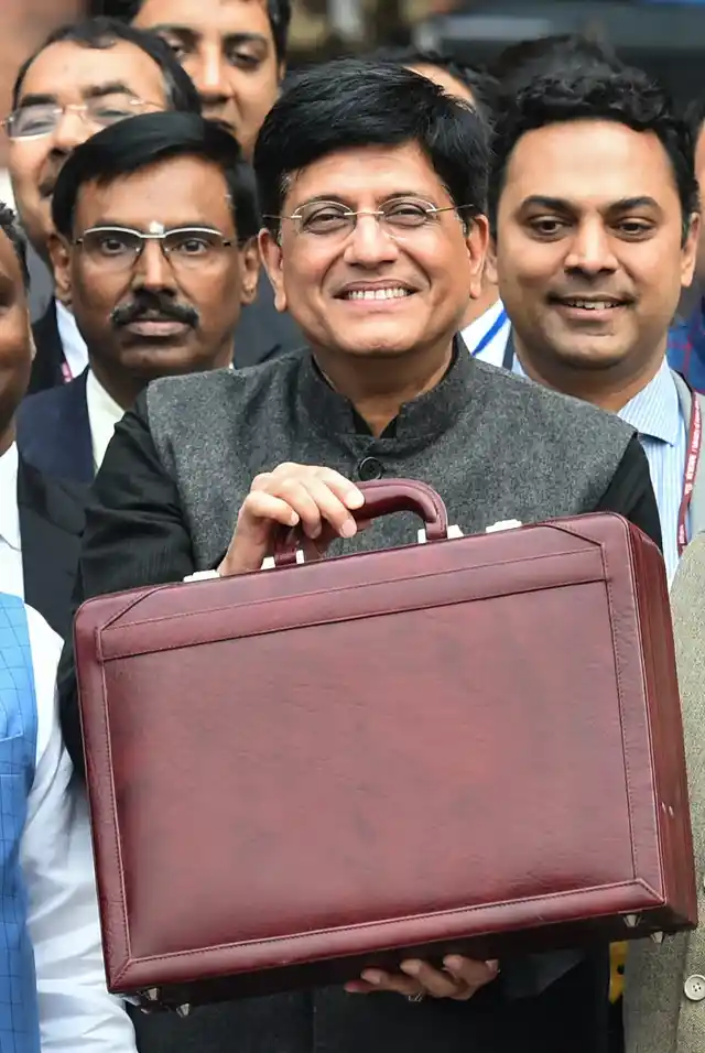 1 फरवरी 2019 को कार्यवाहर वित्तमंत्री पीयूष गोयल यूनियन बजट के ब्रीफकेस के साथ फोटो खिंचवाते हुए. केंद्र की इस बीजेपी सरकार ने अपना अंतरिम बजट पेश किया. 