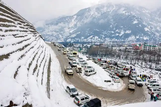 1 फरवरी 2019 को मनाली की सोलांग घाटी में बर्फबारी हुई. स्नोफॉल के बाद कुछ ऐसा नजारा था.