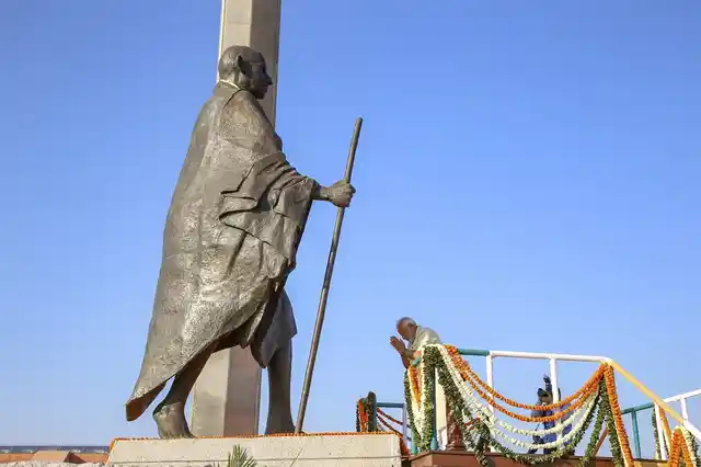 पीएम मोदी ने डांडी में राष्ट्रीय नमक सत्याग्रह मेमोरियल का उद्घाटन किया. ये उद्घाटन राष्ट्रपिता महात्मा गांधी की 71वीं पुण्यतिथि पर किया गया. 30 जनवरी 1948 को नाथूराम गोड़से ने शाम 5.17 बजे महात्मा गांधी जी की हत्या कर दी थी. 