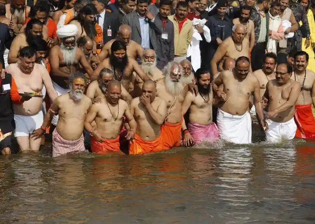प्रयागराज में कुंभ मेले में गंगा और यमुना नदी के संगम पर डुबकी लगाते हुए उत्तरप्रदेश के मुख्यमंत्री योगी आदित्यनाथ और उनकी कैबिनेट के अन्य सदस्य.