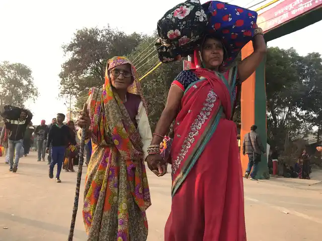 मौनी अमावस्या के मौके पर दूर दूर से संगम पहुंच रहे हैं लोग