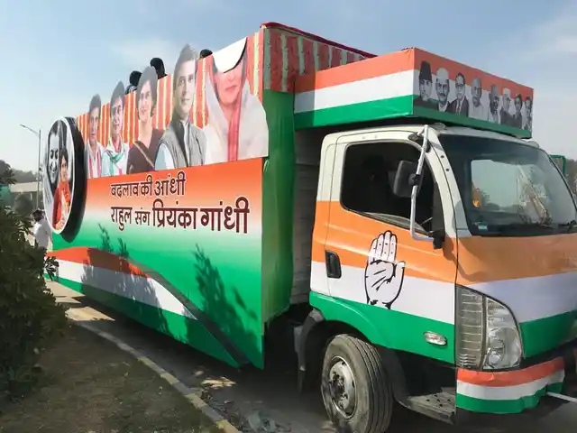 कांग्रेस महासचिव प्रियंका गांधी के रोड शो के लिए तैयार रथ