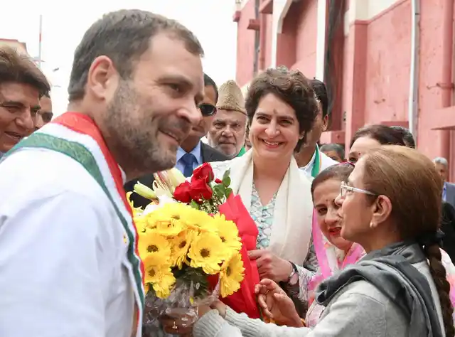 रोड शो शुरू होने से ठीक पहले प्रियंका और राहुल गांधी का स्वागत करते कांग्रेस नेता