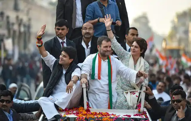 राहुल गांधी और प्रियंका गांधी के रोड शो में दिखा था राफेल