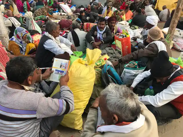 मौनी अमावस्या के लिए बड़ी संख्या में लोग कुंभ मेले में पहुंचे हैं
