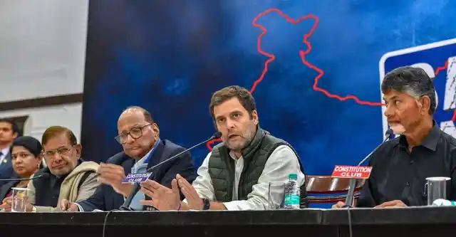 कांग्रेस अध्यक्ष राहुल गांधी ने टीडीपी प्रमुख एन चंद्रबाबू नायडू, एनसीपी अध्यक्ष शरद पवार, सीपीआई के डी राजा, शरद यादव, एसपी के राम गोपाल यादव और डीएमके नेता कनिमोझी के साथ एक प्रेस कॉन्फ्रेंस में ईवीएम के मुद्दों सहित विभिन्न राजनीतिक मुद्दों पर बातचीत की. नई दिल्ली में, शुक्रवार, 1 फरवरी 2019