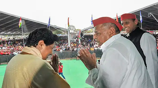 मैनपुरी रैली में एक दूसरे का अभिवादन करते माया-मुलायम