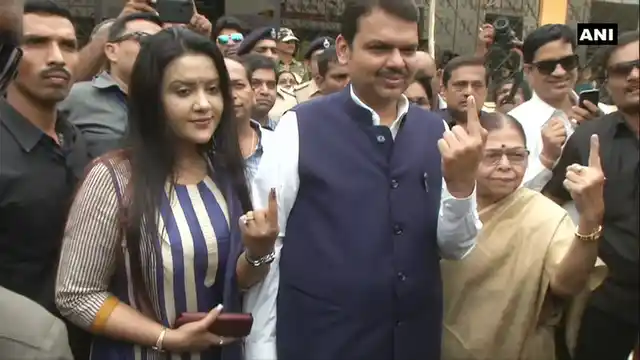 पत्नी अमृता के साथ महाराष्ट्र के सीएम देवेंद्र फडणवीस