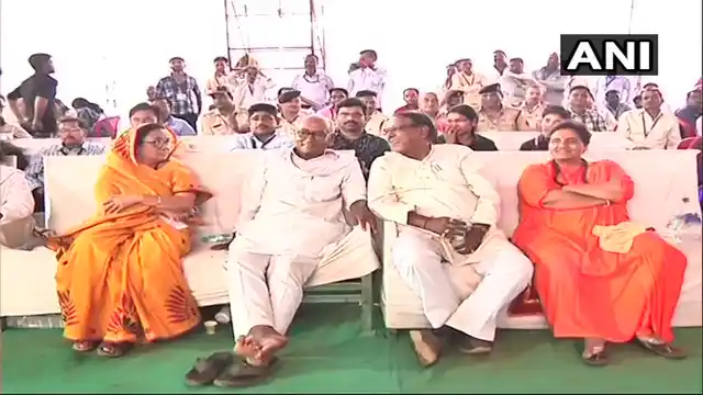 भोपाल के एक काउंटिंग सेंटर पर कांग्रेस के दिग्विजय सिंह और बीजेपी की प्रज्ञा ठाकुर आस-पास बैठे नजर आए