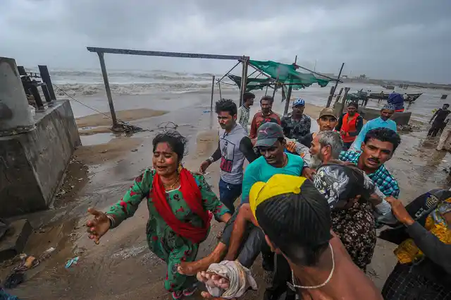 जैसा कि आशंका थी ‘भयावह चक्रवाती तूफान’ ने गुजरात में दस्तक नहीं दी
