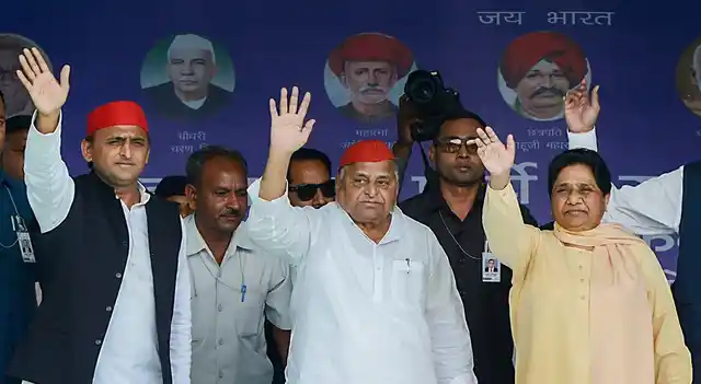 लोकसभा चुनाव प्रचार के दौरान मैनपुरी की रैली में अखिलेश और मुलायम सिंह के साथ मायावती 