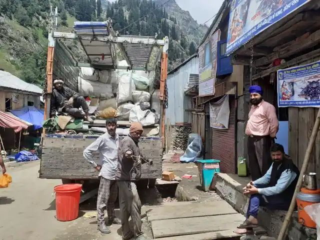 घाटी में सैनिकों की बड़ी तैनाती की गई. हालांकि सरकार ने अफवाहों पर ध्यान न देने की अपील की है. वापस जाने वाले लोगों के लिए तैयारी करते स्थानीय लोग