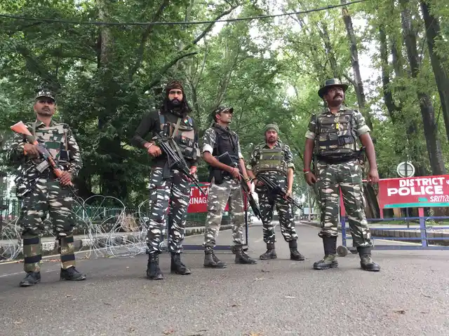 सरकार श्रीनगर में की गई सख्ती को कर्फ्यू नहीं कह रही है, लेकिन जो सख्ती की गई थी, उससे कर्फ्यू जैसे हालात रहे