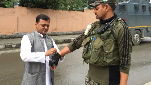 जवान को राखी बांधते आम लोग
