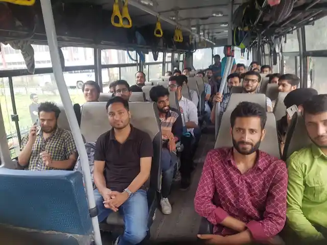 बस में सवार यात्रियों की घर की ओर वापसी
