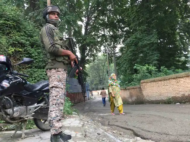 श्रीनगर में सरोवर पोर्टिको होटल के पास सुरक्षा बल
