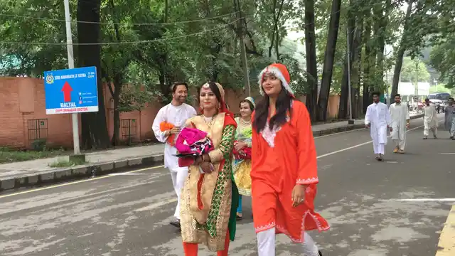 स्वतंत्रता दिवस पर सांस्कृतिक कार्यक्रम के लिए जाती लड़कियां
