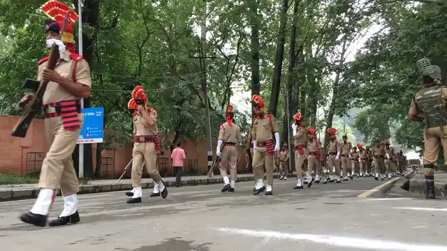 स्वतंत्रता दिवस परेड के लिए जा रही जम्मू-कश्मीर पुलिस बटालियन