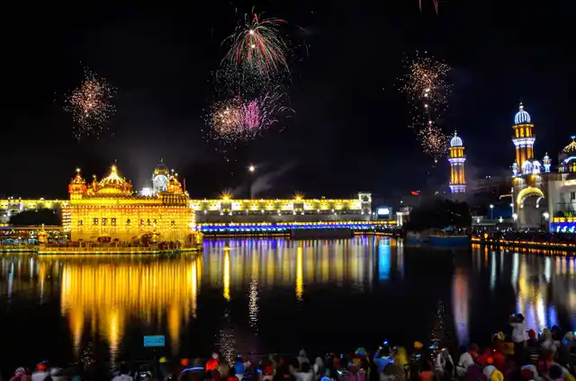 गोल्डन टेंपल में गुरु ग्रंथ साहिब के रखे जाने के 415 साल होने पर आतिशबाजी से जगमगाया आसमान (31 अगस्त)